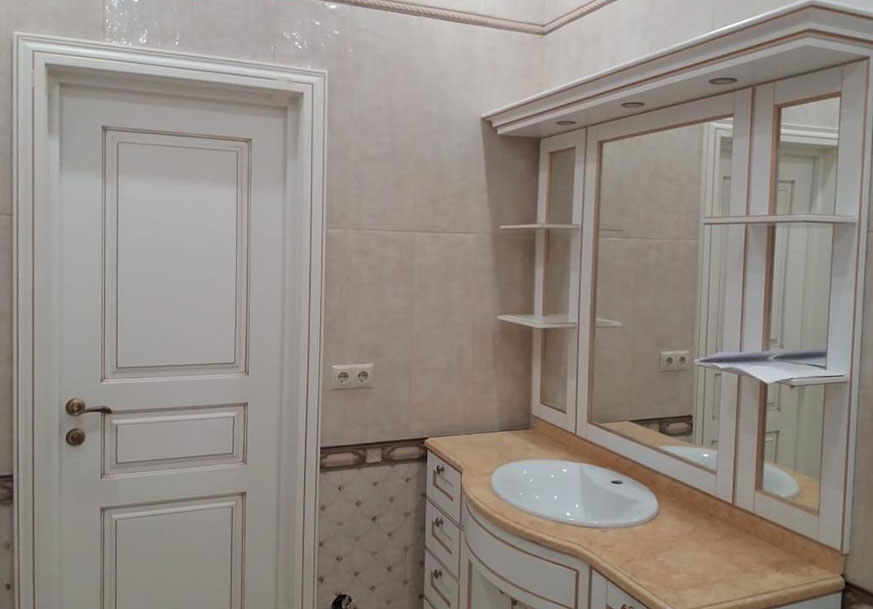 Белая дверь с патиной в эмали для ванной комнаты