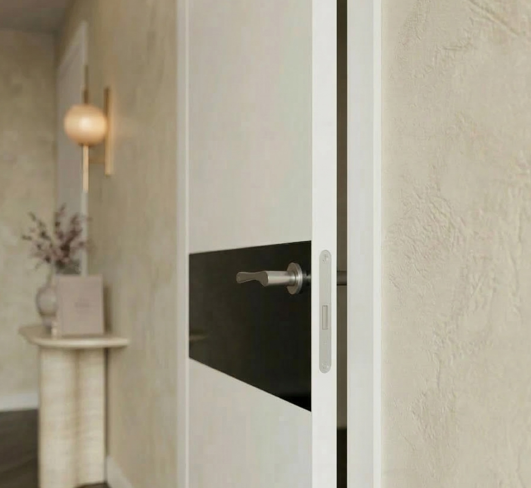 Общая плоскость на всей двери 